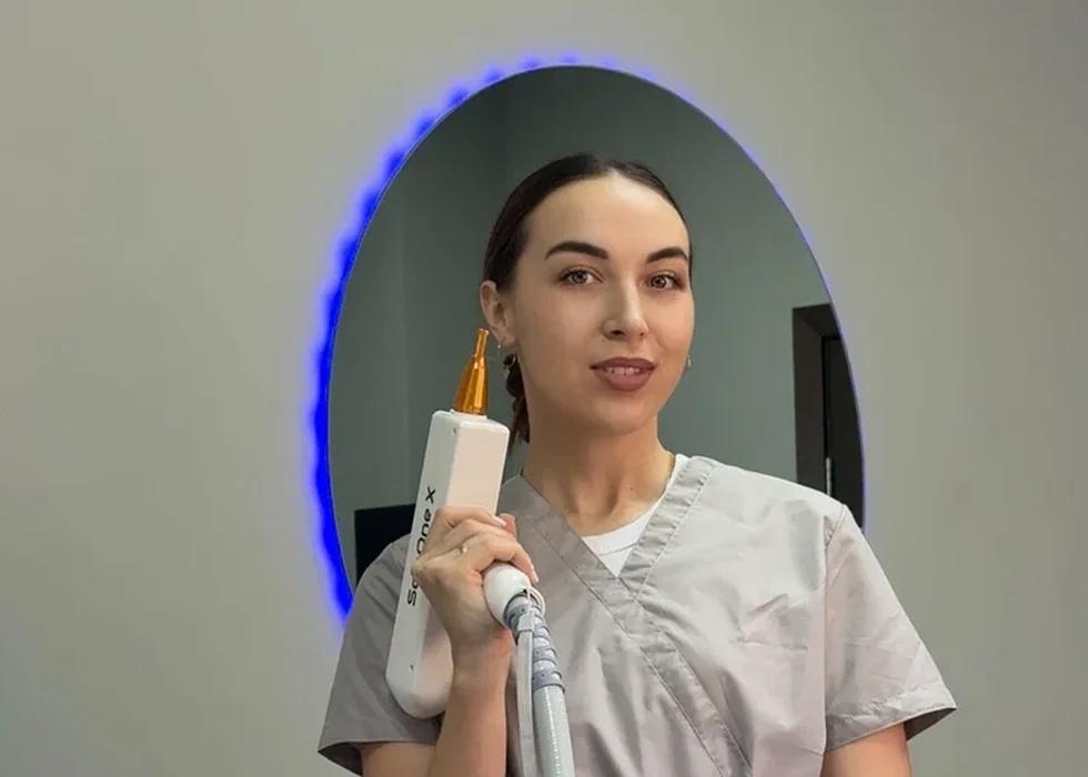 Яна Амосова с лазерным аппаратом для удаления тату
